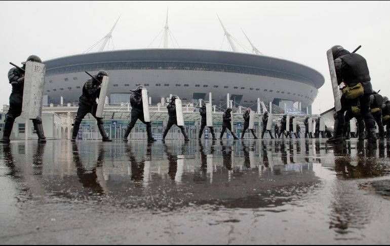 Policías antimotines entrenan frente a un estadio de futbol en San Petersburgo, que albergará partidos de la Copa Mundial de Rusia 2018. AP/D. Lovetsky