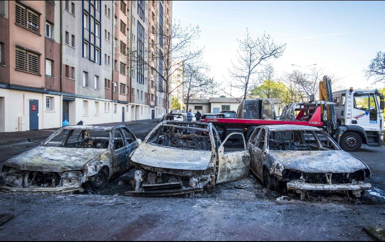 Los restos de autos quemados se ven en el barrio de Bagatelle, Francia, luego de una segunda noche de enfrentamientos entre jóvenes y la policía, sucitados tras rumores de la muerte de un vecino presuntamente por guardias de una cárcel cercana. AFP/E. Cabanis