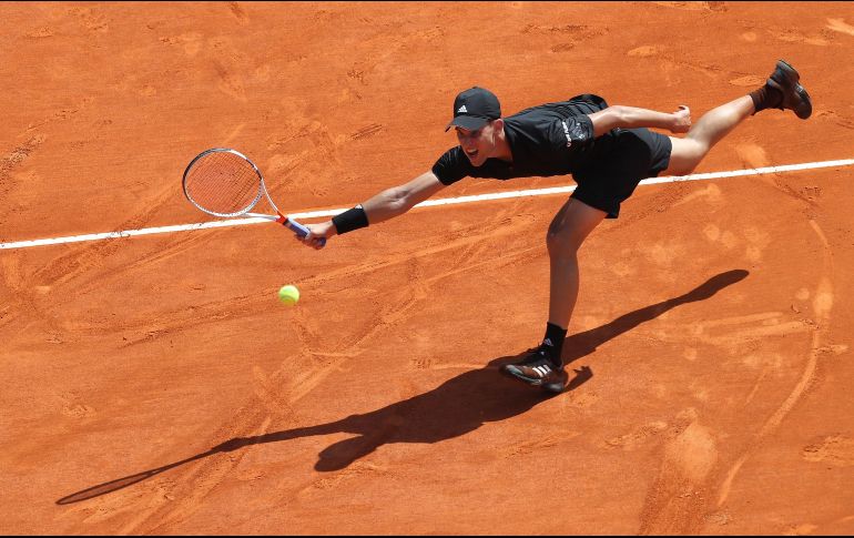 El tenista austriaco Dominic Thiem devuelve una pelota en partido del Masters de Montecarlo, disputado en Mónaco. AFP/V. Hacne