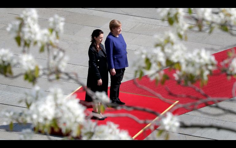 La canciller alemana  Angela Merkel (d) da la bienvenida a la primera ministra de Nueva Zelanda, Jacinda Ardern, en una ceremonia en Berlín. AP/M. Sohn