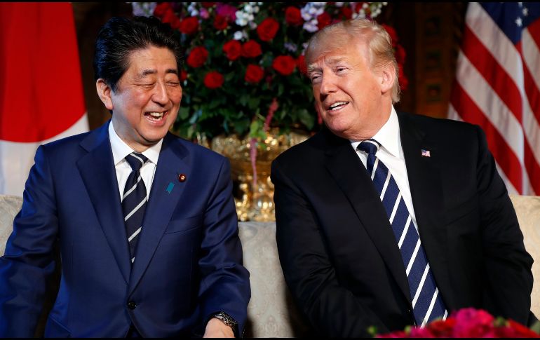 Los comentarios de Trump fueron frente al primer ministro japonés, Shinzo Abe, con quien se reunió hoy, martes 17 de abril. AP / P. Martínez