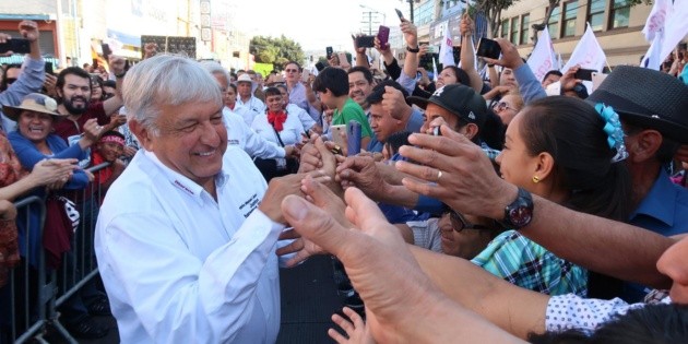 L&oacute;pez Obrador defiende uso de avioneta privada