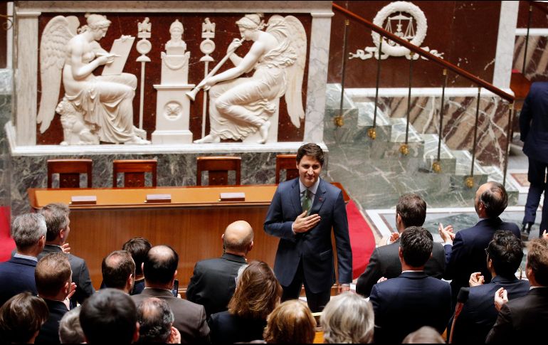 El primer ministro de Canadá,  Justin Trudeau, reacciona tras aplausos de legisladores a su llegada al Parlamento en París, como parte de las actividades de su visita oficial a Francia. AP/F. Mori