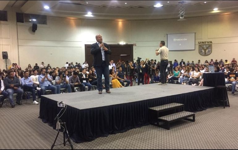 participación de Alfaro Ramírez en el foro inició ante un auditorio lleno de estudiantes, pero luego de su exposición sobre el proyecto de refundación del estado, se fue quedando vacío. TWITTER/ @SistemaUNIVA