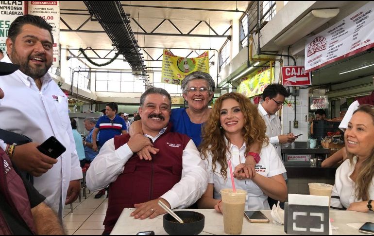 El candidato por Morena a la gubernatura se reunió con locatarios del mercado de Santa Tere. TWITTER / @DrCarlosLomeli