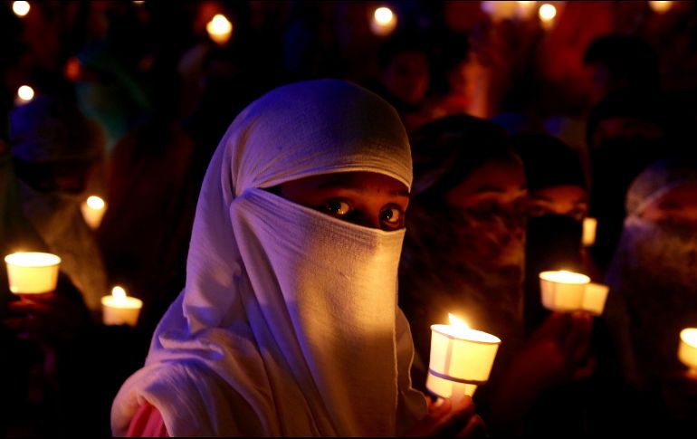 Manifestantes sostienen velas y pancartas mientras gritan consignas durante una protesta en llamamiento a la justicia por la violación y asesinato de una niña de 8 años, en Bangalore, India. EFE/ J. Nv Protesta