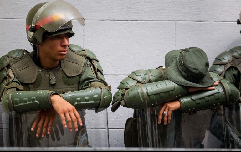 Miembros de la Guardia Nacional Bolivariana custodian las inmediaciones de la Asamblea Nacional en Caracas, Venezuela, donde los diputados debatirán la solicitud de antejuicio de mérito contra el presidente Nicolás Maduro. EFE/M. Gutiérrez