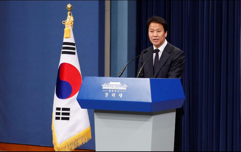 Im Jon-seok, secretario de Prensa surcoreano, da un informe sobre el encuentro preparativo en la frontera. EFE / J. Heon-kyun
