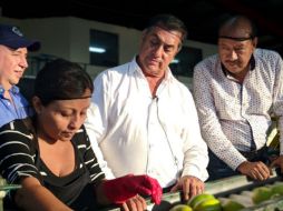 Jaime Rodríguez visitó una empacadora de mangos en Tapachula. FACEBOOK/JaimeRodriguezElBronco