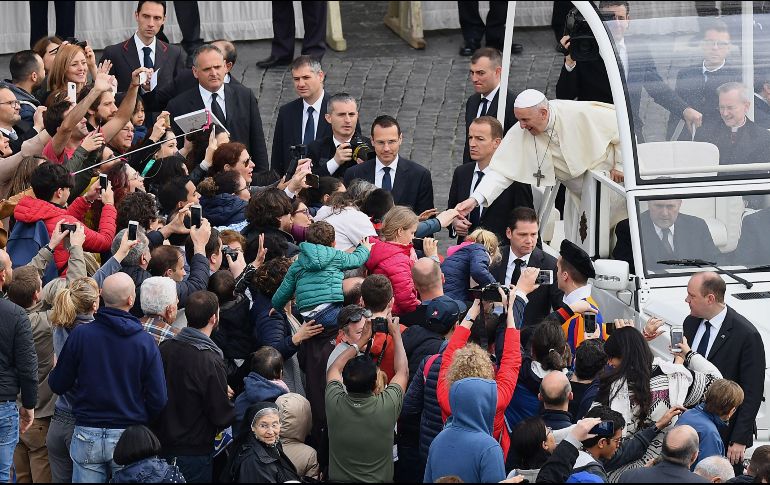 El Papa Francisco saluda a varios fieles congregados en la Plaza de San Pedro. AFP/V. Pinto