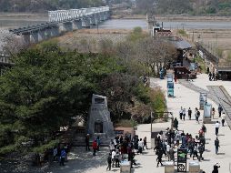 Turistas visitan el parque Imjingak, cerca de la zona desmilitarizada en Paju, Gyeonggi-do, Corea del Sur. EFE/J. Heon-Kyun
