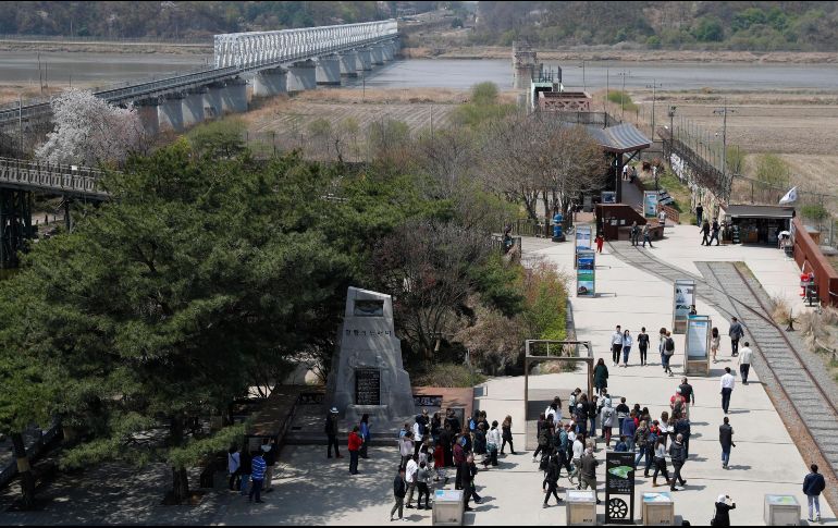 Turistas visitan el parque Imjingak, cerca de la zona desmilitarizada en Paju, Gyeonggi-do, Corea del Sur. EFE/J. Heon-Kyun