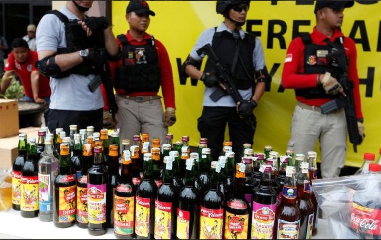 En Yakarta y sus ciudades satélite, siete personas han sido arrestadas como sospechosas de fabricar la bebida. ESPECIAL