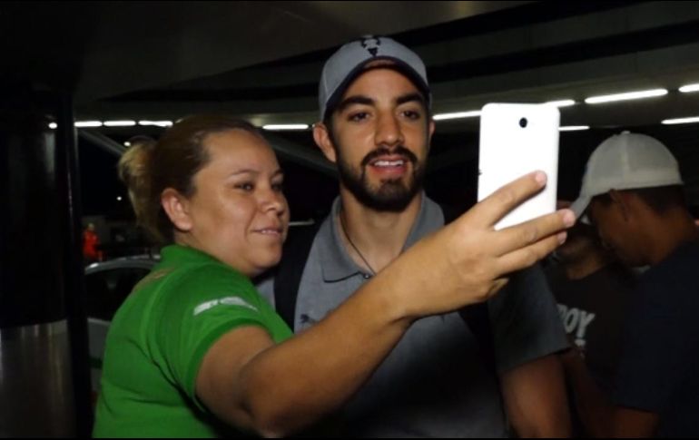 A su llegada al aeropuerto Miguel Hidalgo, Pizarro se mostró sonriente y convivió con fans.