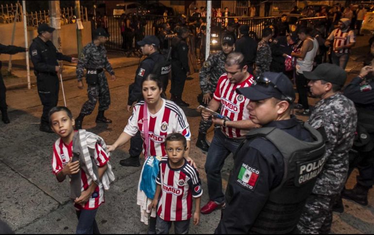 Los asistentes al Estadio Jalisco deberán pasar por uno de los seis filtros de seguridad que instalarán las autoridades. EL INFORMADOR / ARCHIVO