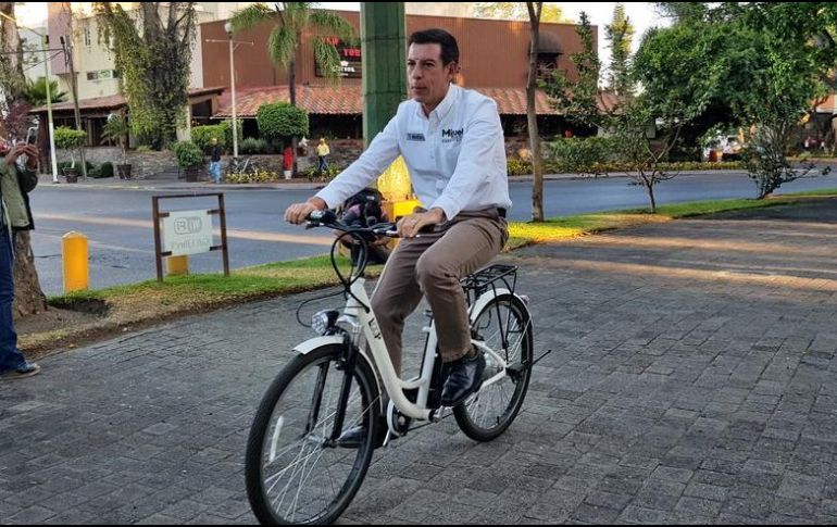 El candidato Miguel Castro utilizó el modelo de bici eléctrica de las que pretende repartir al menos 50 mil cada año. EL INFORMADOR / I. Martínez