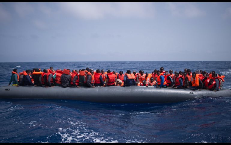 Refugiados en una lancha son rescatados por miembros de la ONG SOS Méditerranée a bordo del buque 