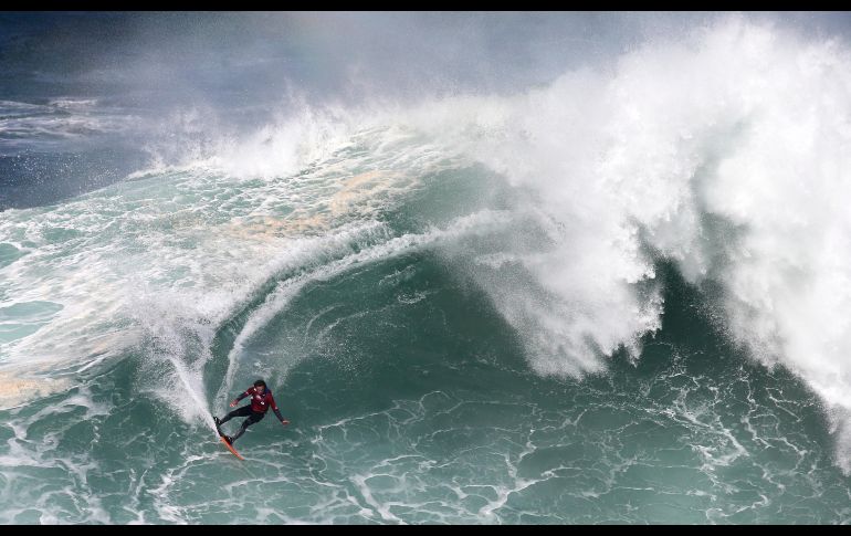 El español  Axi Muniain participa en una sesión de surf en Praia do Norte, en la ciudad portuguesa de Nazare. AP/A. Franca
