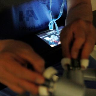 Crean tatuaje biomédico que detecta altos niveles de calcio en la sangre