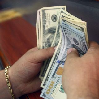 Dólar cierra la sesión hasta en 18.43 pesos