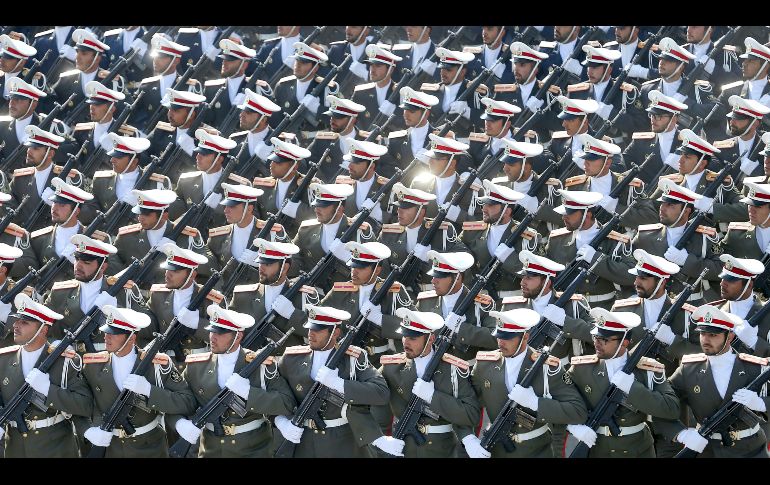 Tropas iraníes marchan en un desfile por el Día Nacional del Ejército a las afueras de Teherán. AP/E. Noroozi
