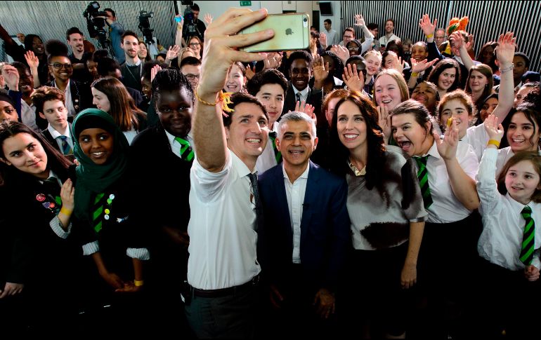 El primer ministro de Canadá,  Justin Trudeau, toma una selfie con el alcalde de Londres, Sadiq Khan (c), la primera ministra de Nueva Zelanda, Jacinda Ardern, y estudiantes, en una reunión del gobierno local. AP/The Canadian Press/S. Kilpatrick