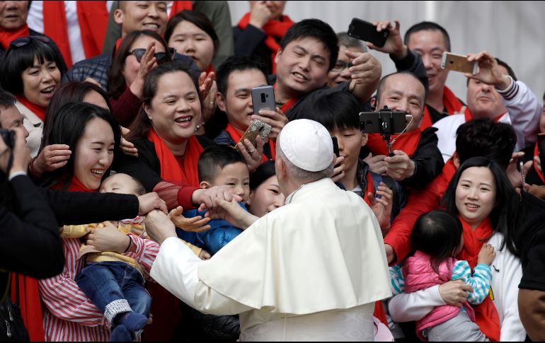 El Papa Francisco saluda a un grupo de fieles de China, al final de su audiencia general de los miércoles en la plaza de San Pedro, en el Vaticano. AP/G. Borgia