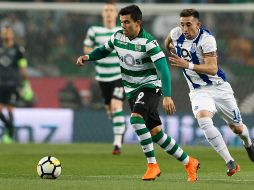 Héctor Herrera (D) es el único de los mexicanos del Porto que juega como titular en el compromiso copero. EFE/A. Cotrim