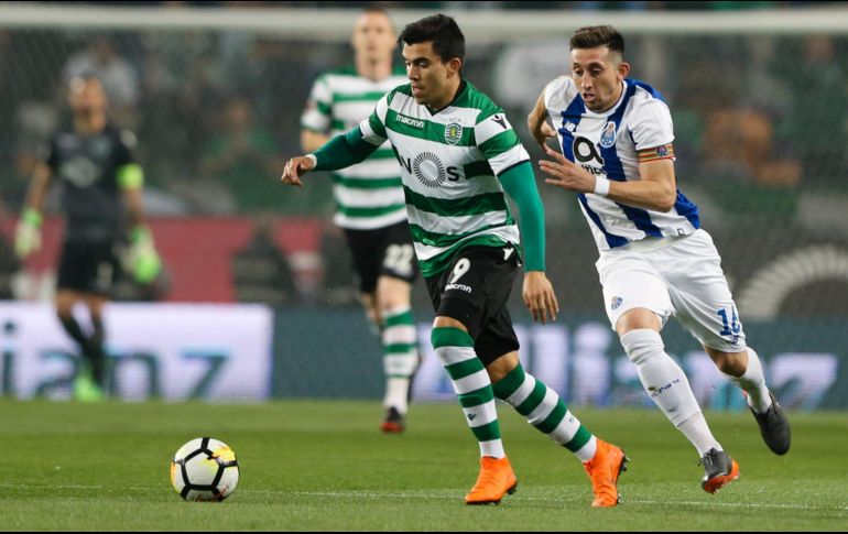 Héctor Herrera (D) es el único de los mexicanos del Porto que juega como titular en el compromiso copero. EFE/A. Cotrim