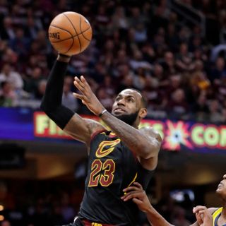 LeBron lleva a Cleveland al triunfo; empatan la serie con Indiana