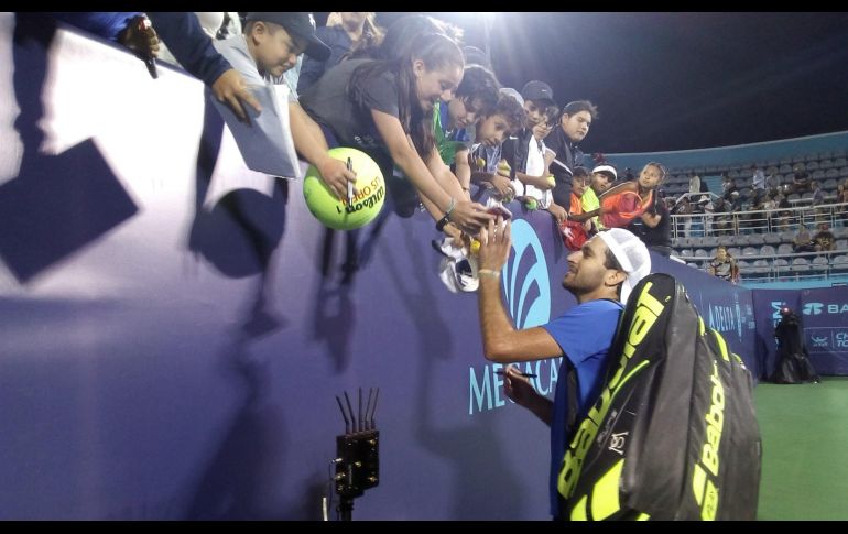 Tras su participación, Manuel Sánchez firmó autográfos para sus seguidores. TWITTER / @JaliscOpen