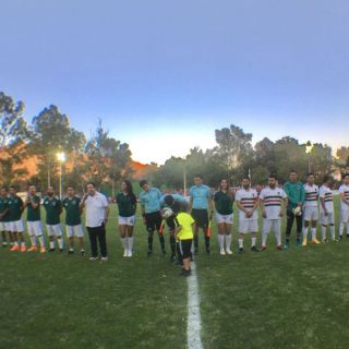 Gruperos y exfutbolistas echan “cascarita” a beneficio