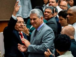 Luego de 12 años, Raúl Castro (izquierda)  deja el timón del país a Miguel Díaz-Canel (derecha), quien podrá gobernar hasta por 10 años. AFP