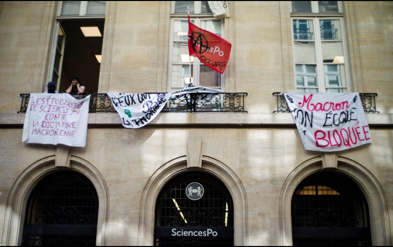 Alumnos del Instituto de Estudios Políticos de París bloquean el edificio como parte de las protestas estudiantiles surgidas por la reforma educativa del Gobierno. EFE/J. Valat