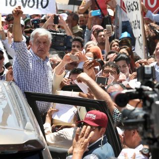Empresarios cancelan foro de aeropuerto; López Obrador exige transparentar obra