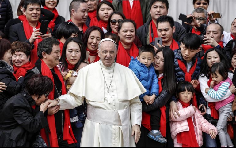 El Papa Francisco posa rodeado de feligreses chinos durante su audiencia general celebrada en la Plaza de San Pedro del Vaticano. EFE/G. Lami