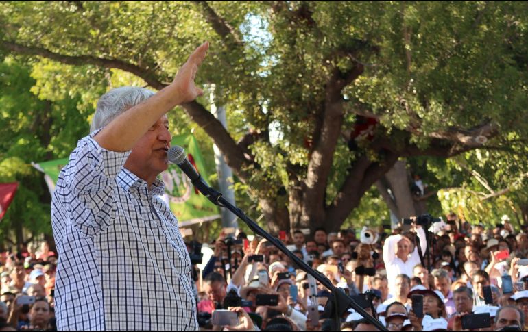 Meade señala que su contrincante no cambia, pues por un lado repudia los vuelos privados, pero por otro, los usa. NTX / A. Monroy