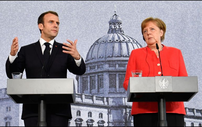 Angela Merkel, del lado derecho,  y Emmanuel Macron, del lado izquierdo, se reúnen en Berlín dispuestos a conversar el asunto con UE.  AFP / J. Macdougall