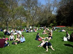 Los capitalinos aprovechan la mini ola de calor para refrescarse en las fuentes públicas, albercas y parques públicos. EFE / N. Hall