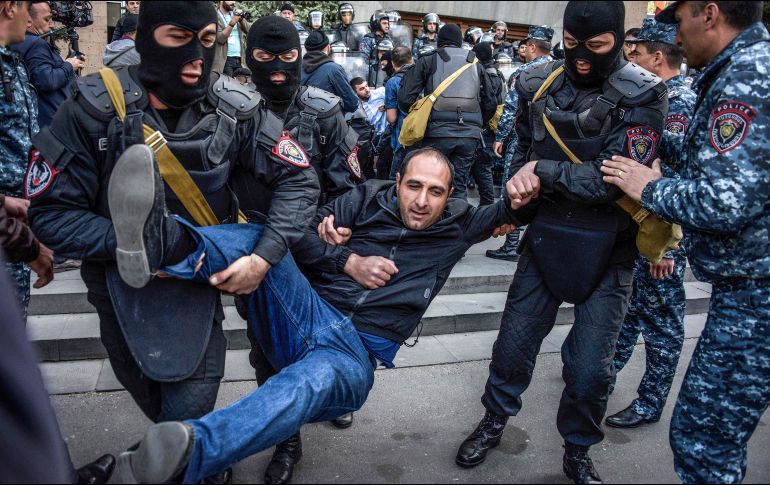 Policías detienen a un manifestante durante un acto en contra del gobierno en Ereván, Armenia. Opositores protestaron por séptimo día en contra de la elección del expresidente como primer ministro. AFP/K. Minasyan