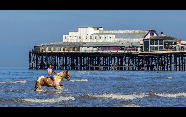 Un caballo se refresca en el mar de Blackpool, Inglaterra. Se prevé que este jueves sea el día más cálido en lo que va del año en Gran Bretaña. AP/PA/P. Byrne