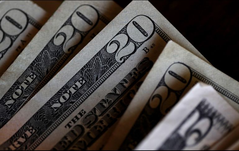 El tipo de cambio para la divisa estadounidense es de 18.2819 pesos según el Banco de México. AFP / ARCHIVO
