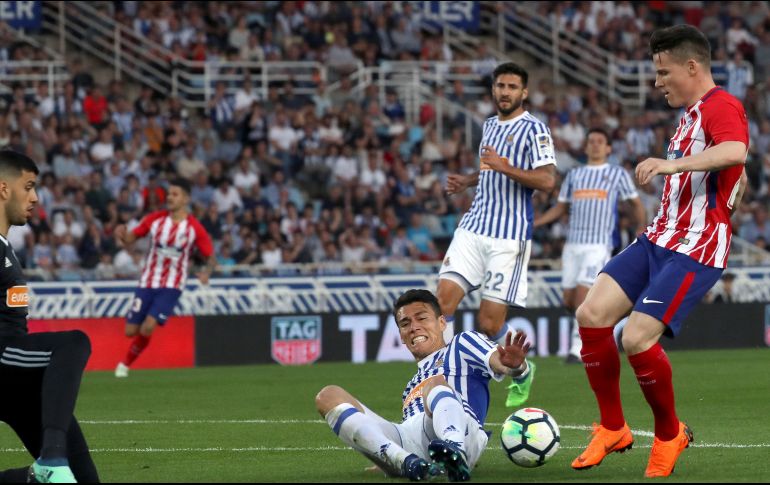 Moreno (en el suelo) pelea por un balón con Kevin Gameiro, del Atlético de Madrid. EFE/J. Etxezarreta