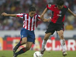 Los duelos contra Chivas traen buenos recuedos a Salazar (D), que anotó ante los rojiblancos su primer gol en Primera División. EL INFORMADOR/ARCHIVO