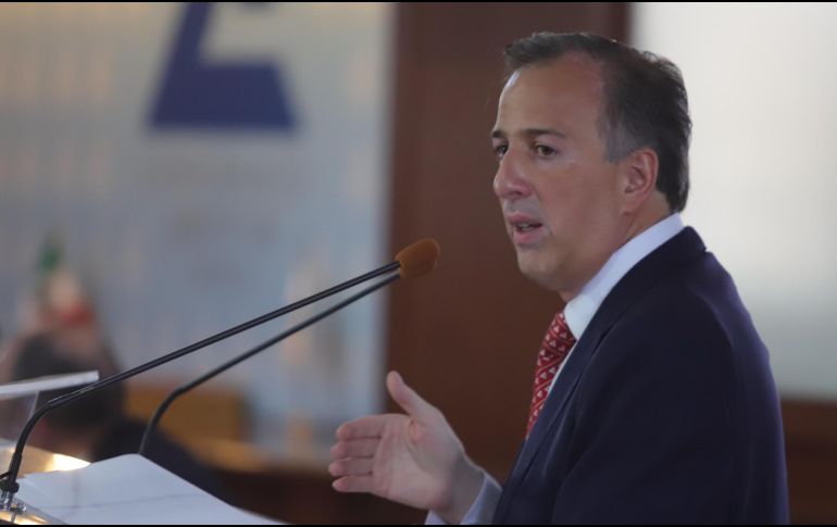 Meade con integrantes de Concanaco-Serytur, hoy jueves 19 de abril. NTX / G. Durán