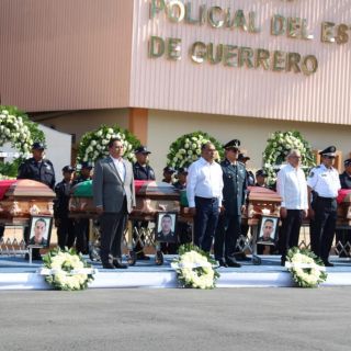 Despiden con honores a seis policías fallecidos en Guerrero