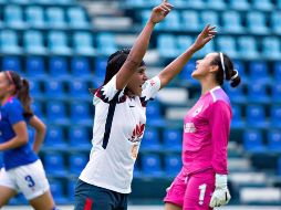 Un usuario de Twitter captó a la delantera camino a su entrenamiento usando el transporte público. TWITTER / @AmericaFemenil