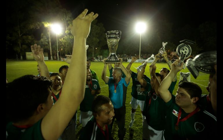 Jugadores y cantantes festejan el final de partido. EL INFORMADOR/F. Atilano