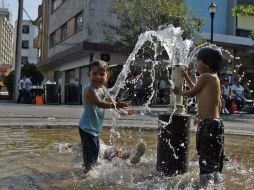 Ante las altas temperaturas se recomienda a la población tomar medidas preventivas como hidratarse y no exponerse al Sol durante tiempos prolongados. EL INFORMADOR / ARCHIVO