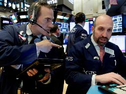 El índice industrial Dow Jones reporta una baja de 50.44 puntos (-0.20 por ciento), para operar en las 24 mil 614.45 unidades. AP / R. Drew